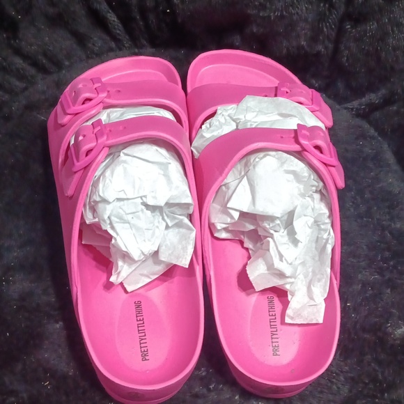 NWOT prettylittlething bright pink wide fit rubber buckle slides - Picture 2 of 4
